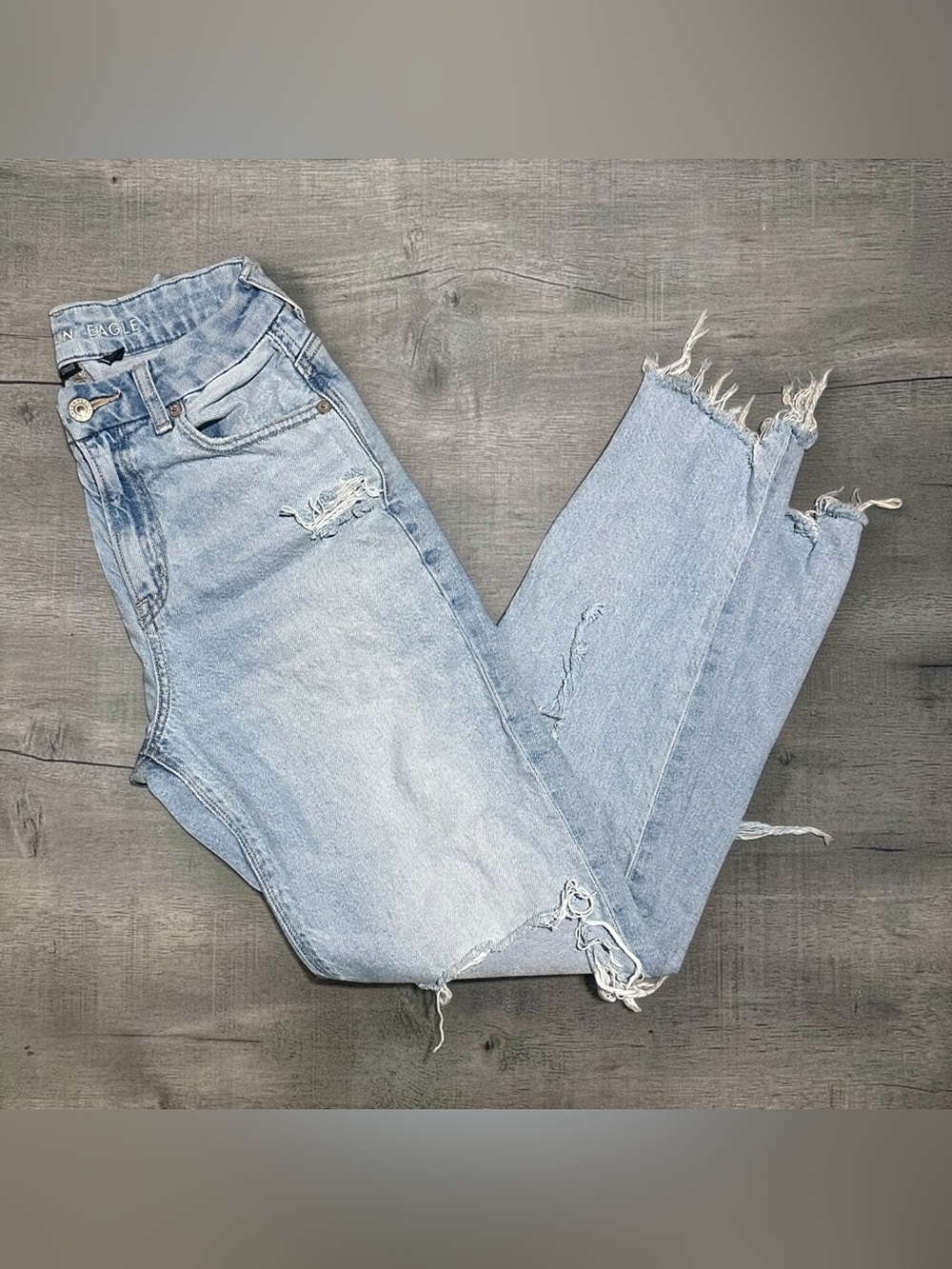 American Eagle Strigid Curvy Mom Jeans Size 2 Light Wash Distressed Ripped